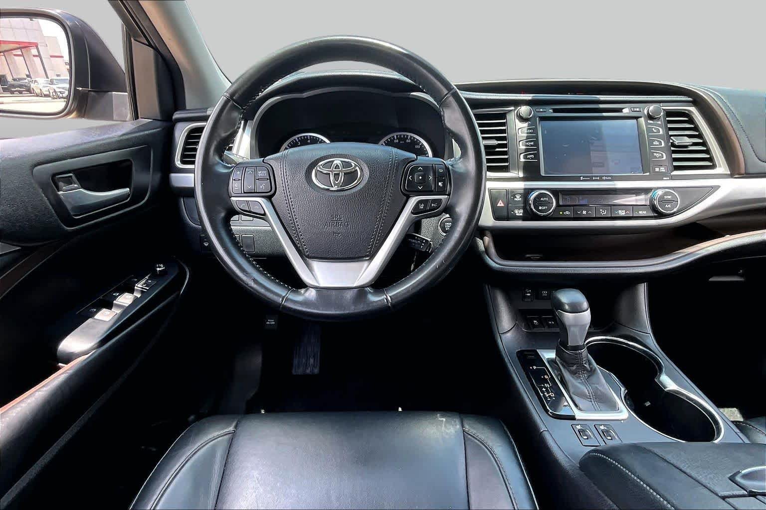 Used 2017 Ooh La La Rouge Mica Toyota XLE image 6