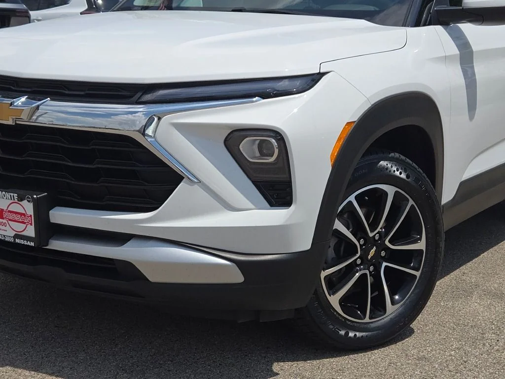 Used 2025 White Chevrolet LT image 3