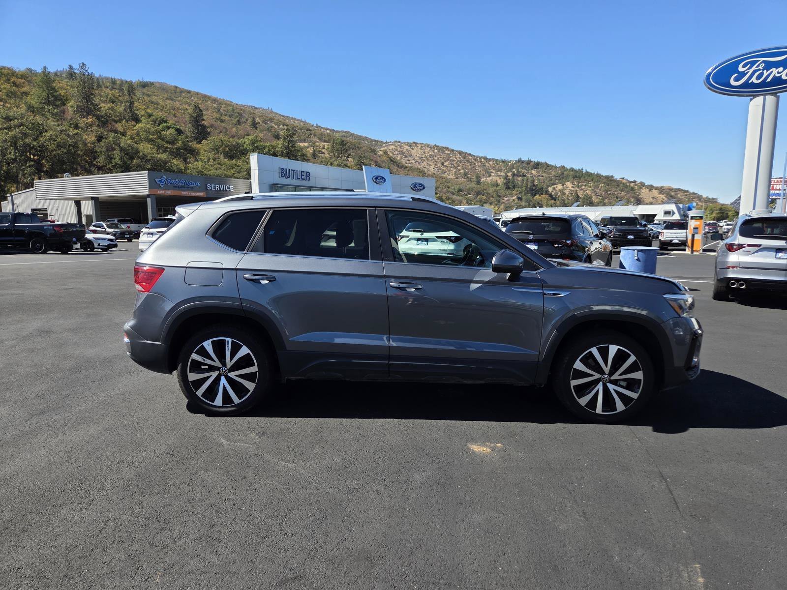 Used 2024  Volkswagen SE image 4