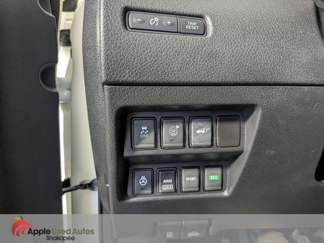Used 2017 White Nissan SL image 28