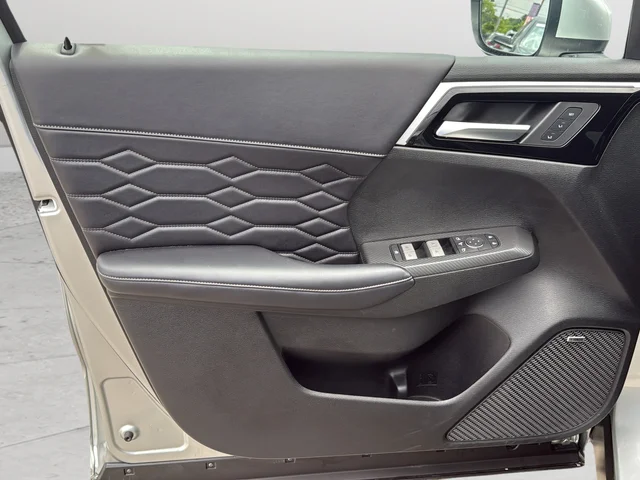 Used 2025 Silver Mitsubishi SEL image 17