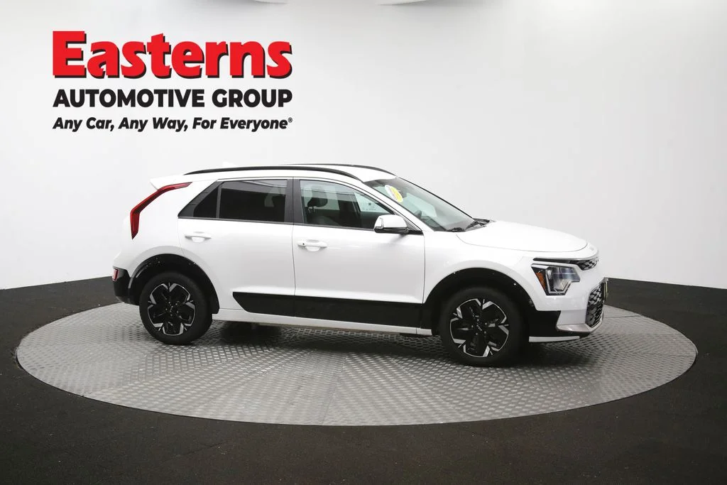 Used 2023 White Kia Wind image 46