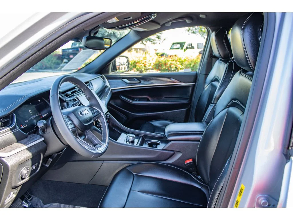 Used 2024 Silver Zynith Jeep Limited image 32