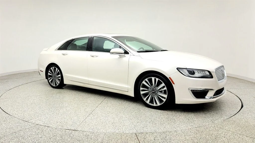 Used 2020 White Platinum Metallic Tri-Coat Lincoln Hybrid Reserve FWD image 3