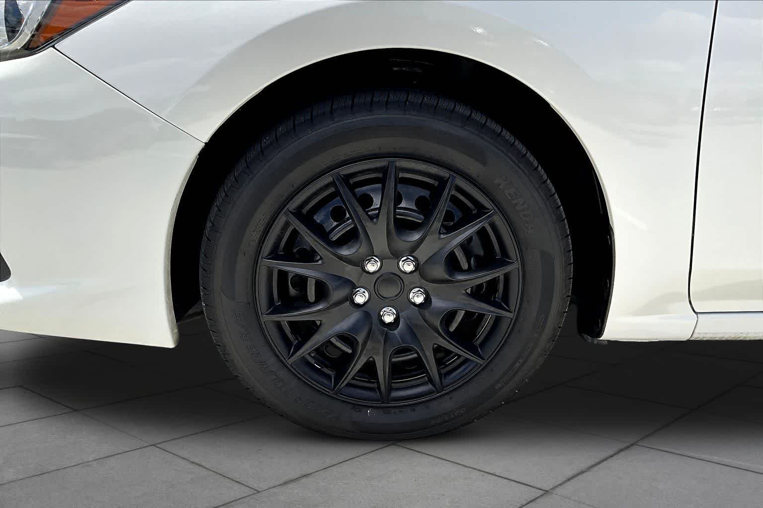 Used 2022 Crystal White Pearl Subaru  image 11