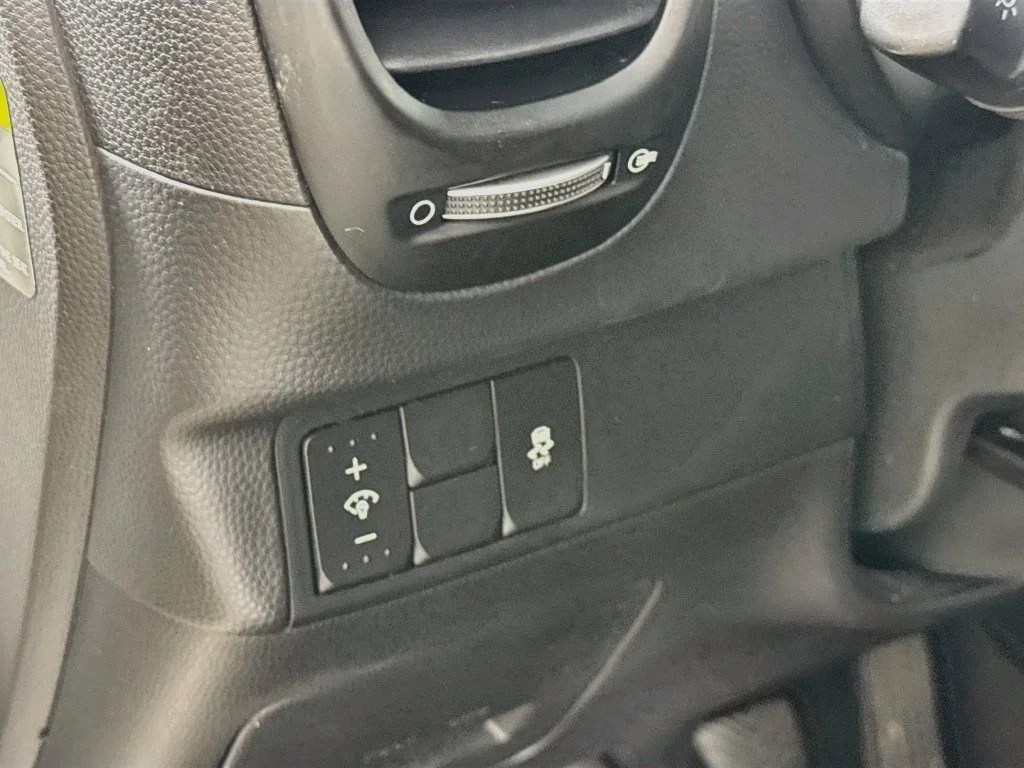 Used 2016 White Kia Base image 10