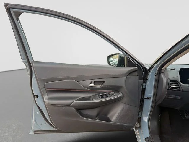 New 2026 Atlantic Gray Metallic / Super Black Two-tone Nissan SR image 17