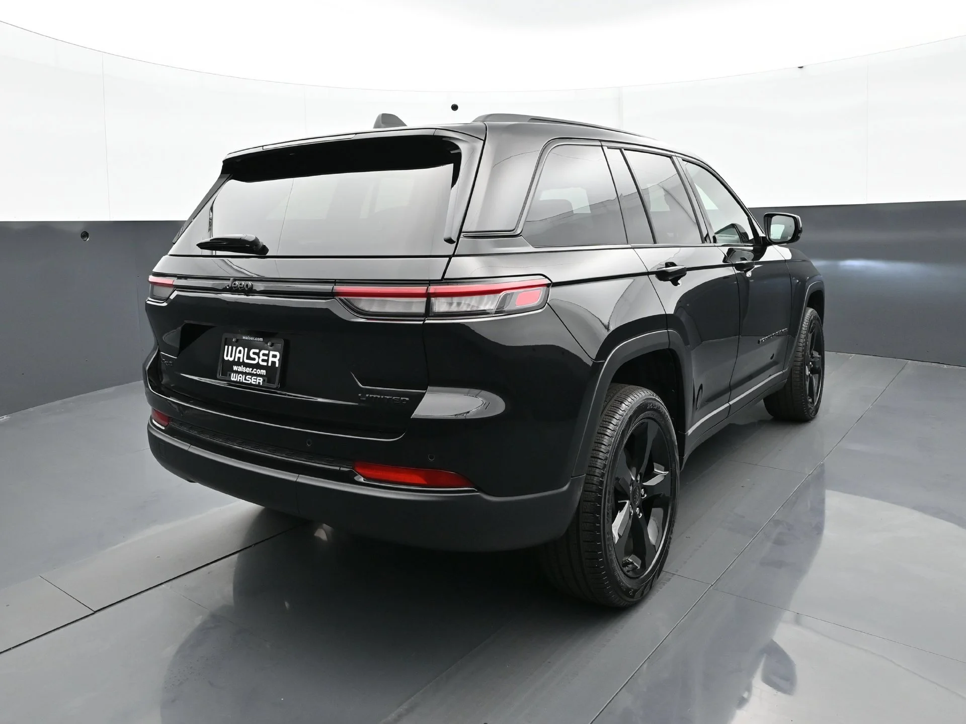 Used 2025 Diamond Black Crystal Pearlcoat Jeep Limited image 7