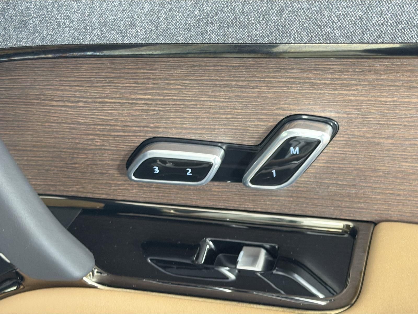 Used 2024 Fuji White Land Rover SE image 34