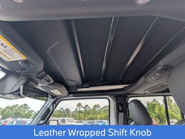 New 2026 Bright White Clear-Coat Exterior Paint Jeep Sahara image 19