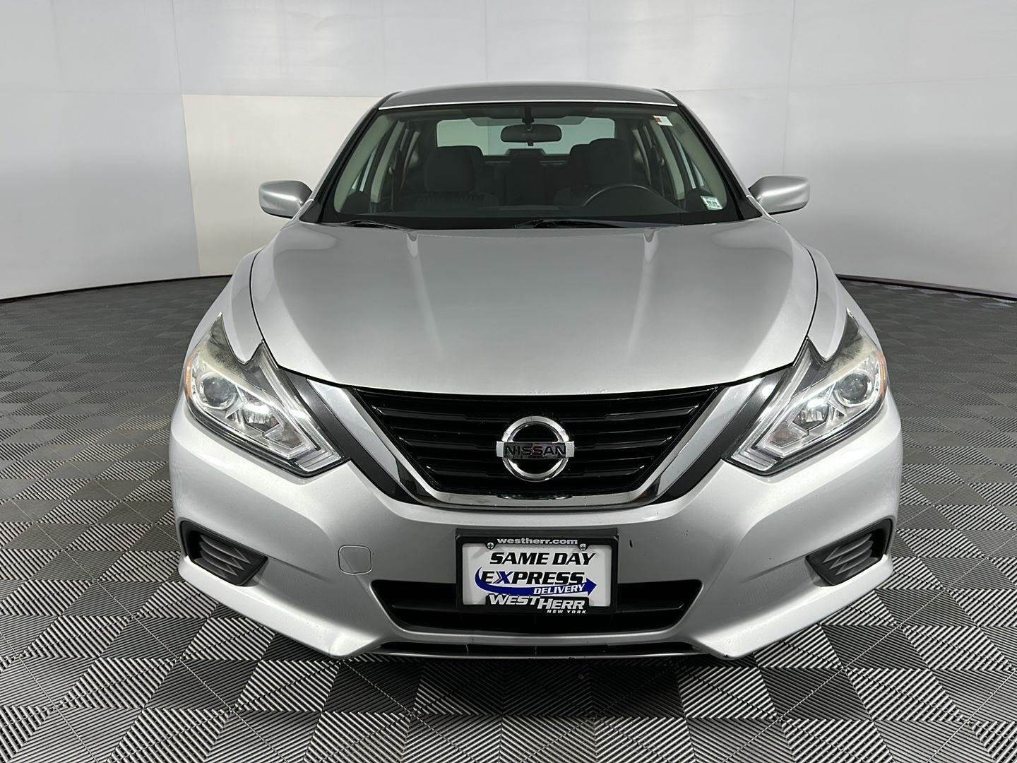 Used 2018 Brilliant Silver Nissan 2.5 S image 4