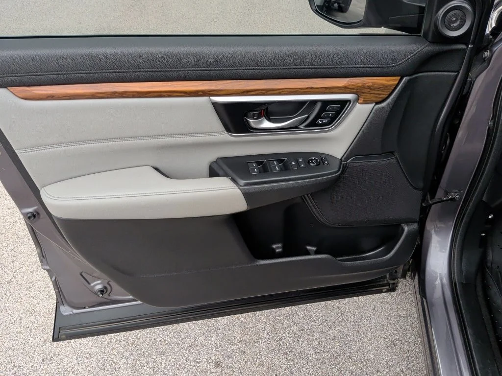 Used 2018 Lunar Silver Metallic Honda Touring image 9