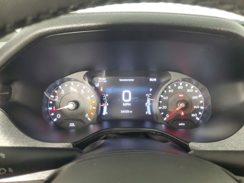 Used 2025 White Jeep Latitude image 27