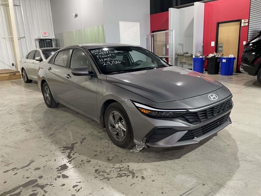 Used 2024  Hyundai SE image 1