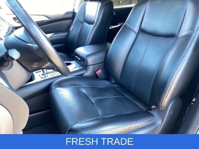 Used 2018 Caspian Blue Nissan SL image 20