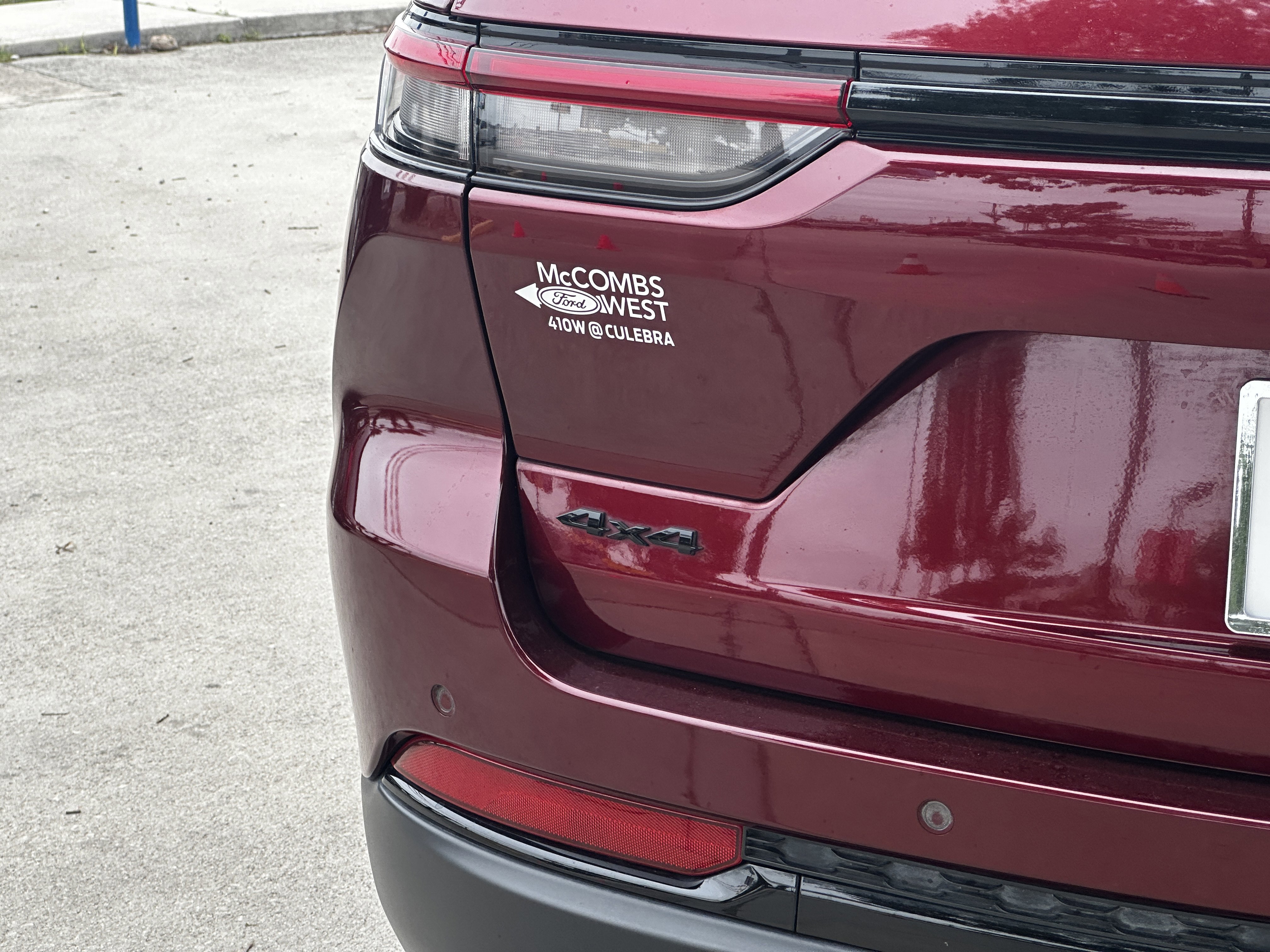 Used 2023 Velvet Red Pearlcoat Jeep Limited image 7