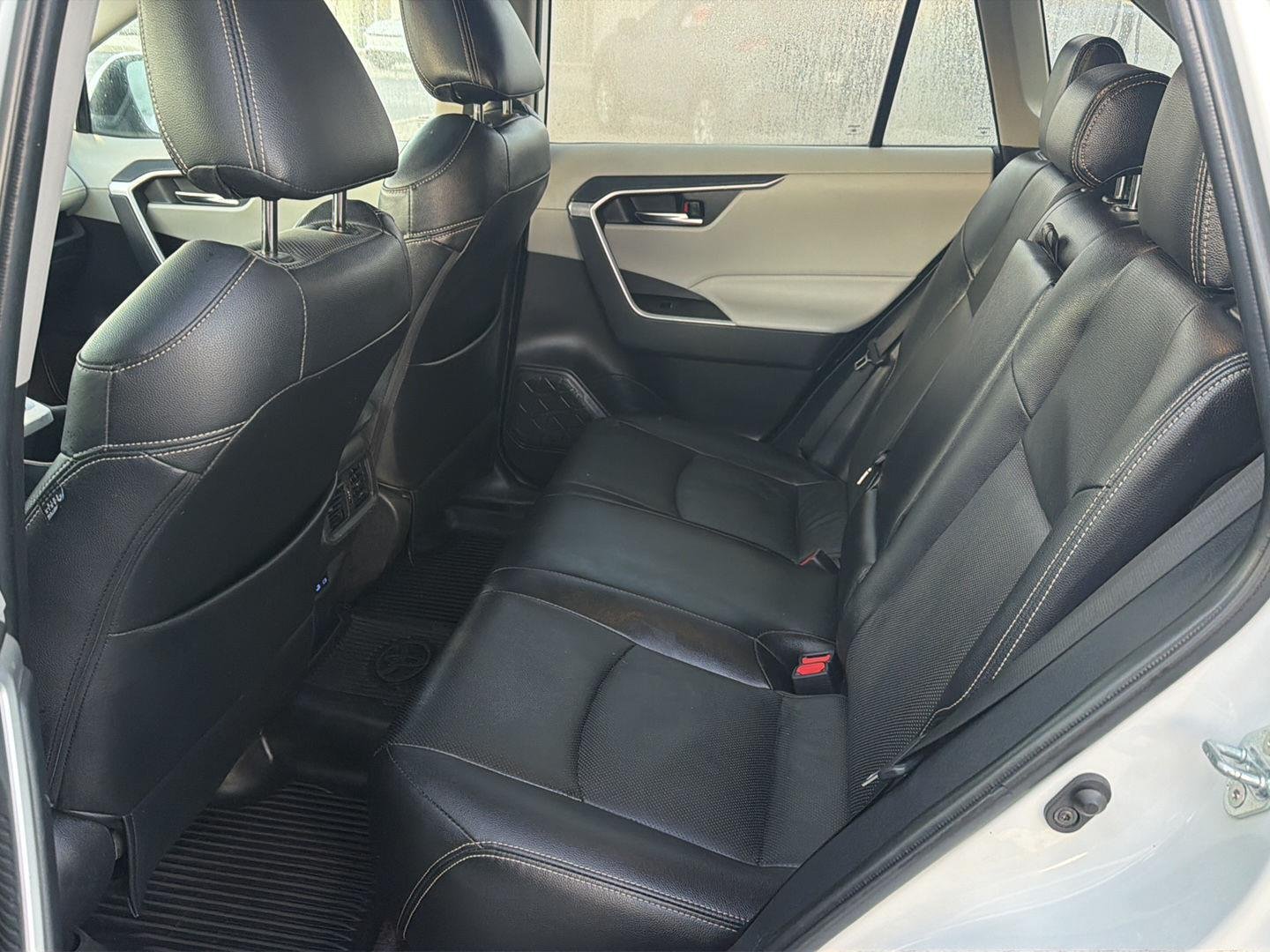 Used 2022 White Toyota XLE image 11
