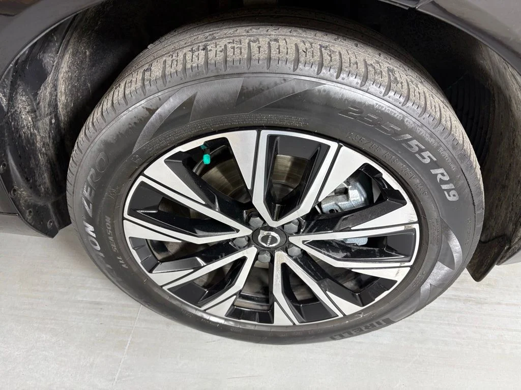 Used 2024 Onyx Black Metallic Volvo Core image 11