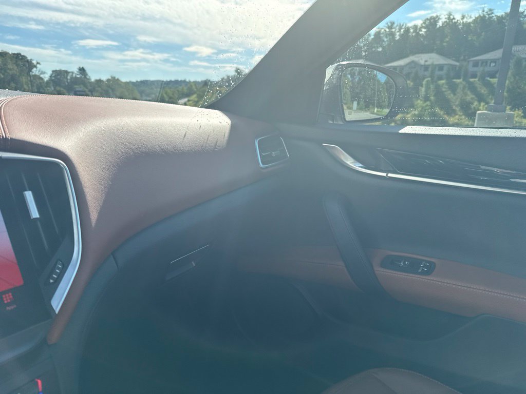 Used 2022  Maserati Modena Q4 image 16