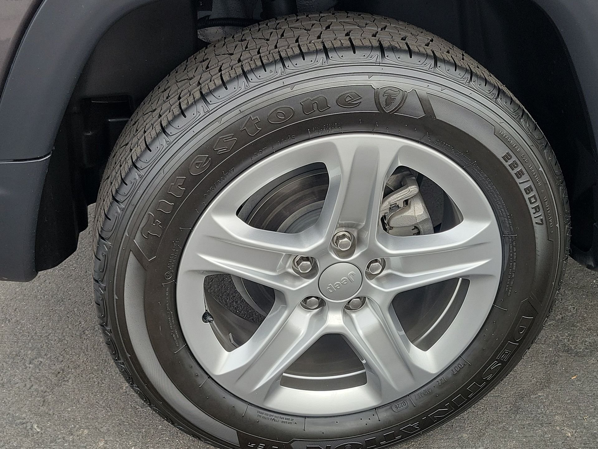 Certified Used 2024  Jeep Latitude image 4