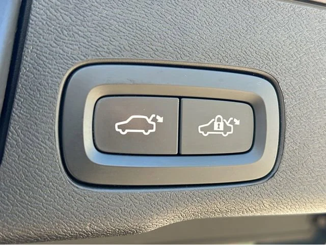Used 2020 Black Volvo Momentum image 13