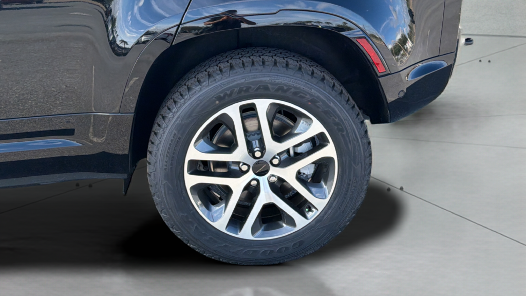 New 2026 Santorini Black Land Rover X-Dynamic SE image 16