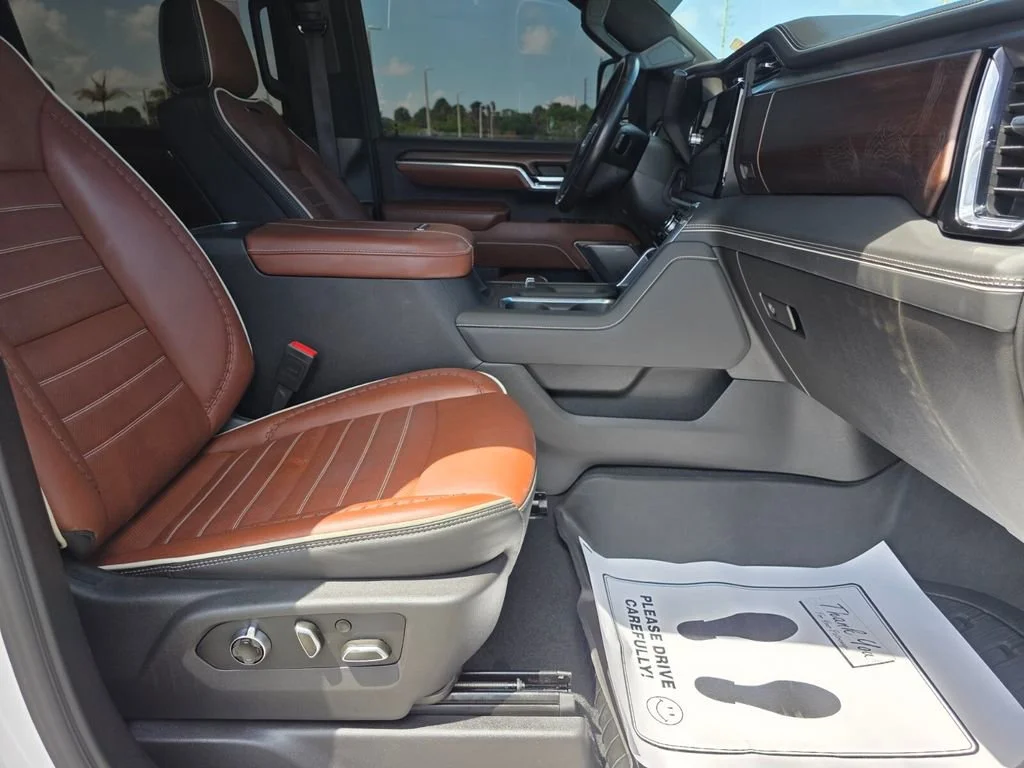 Used 2024 White Frost Tricoat GMC Denali Ultimate image 10