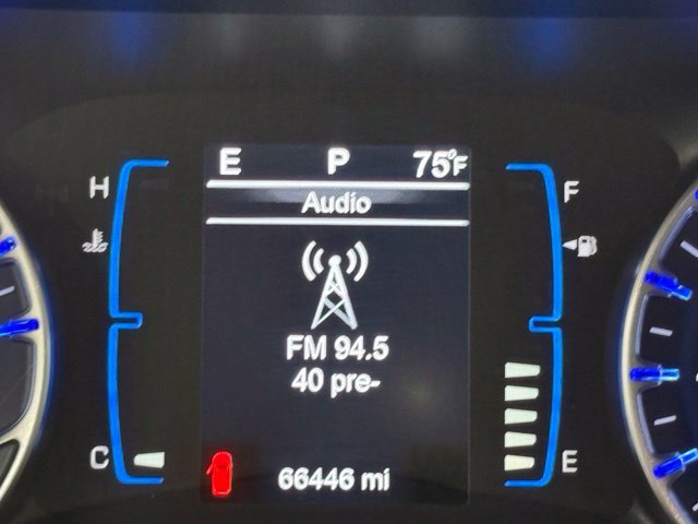 Used 2017 Red Chrysler Touring L image 29