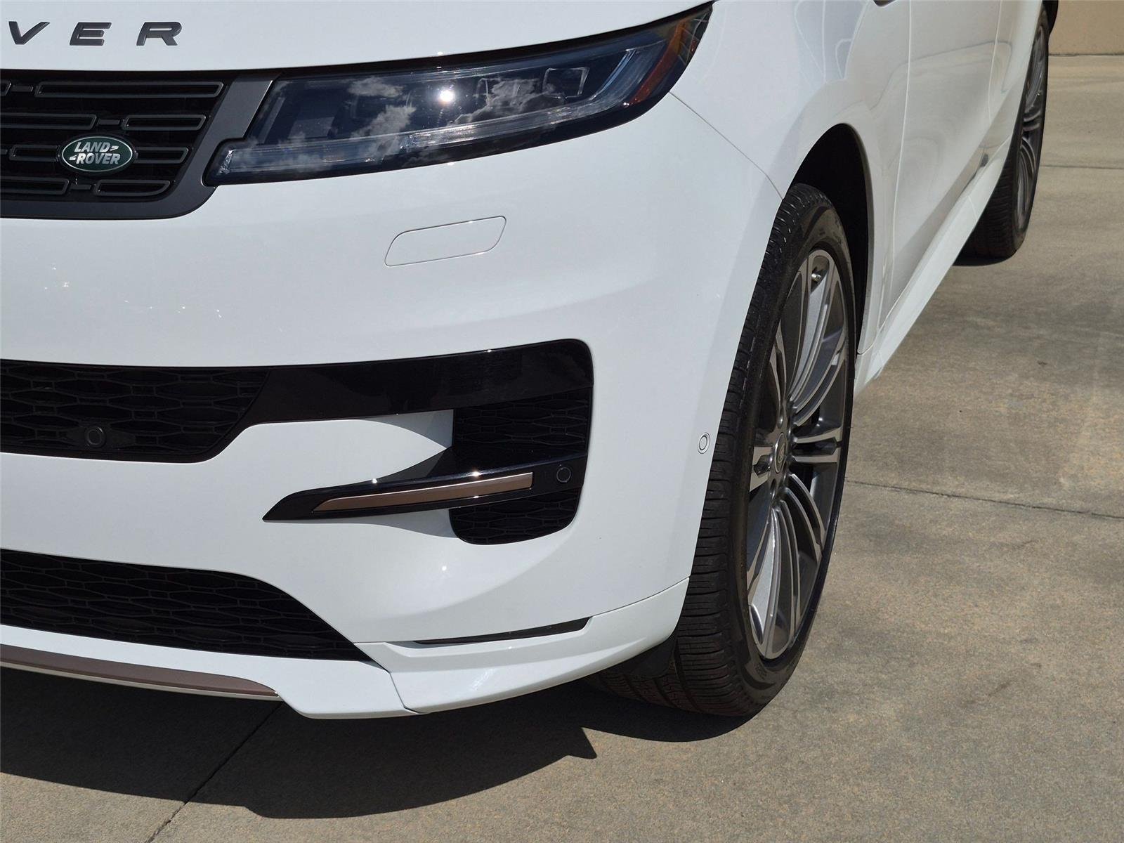 Used 2024 Fuji White Land Rover Dynamic SE image 9