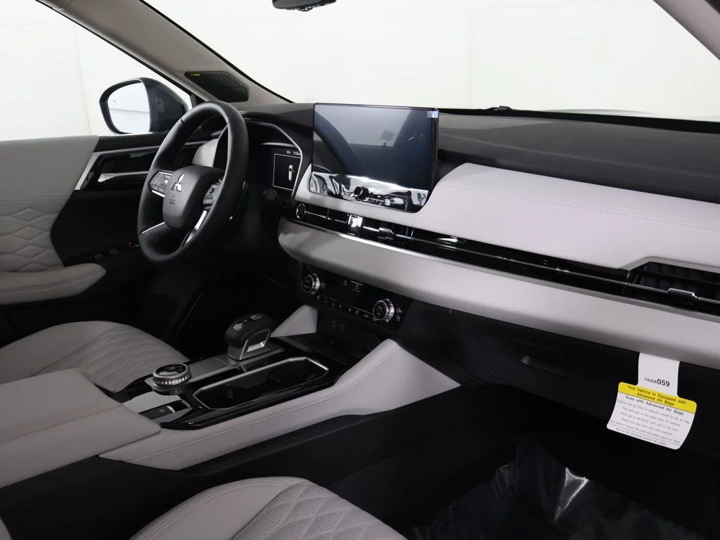 2025 Mitsubishi Outlander SEL Platinum Edition - Photo 35