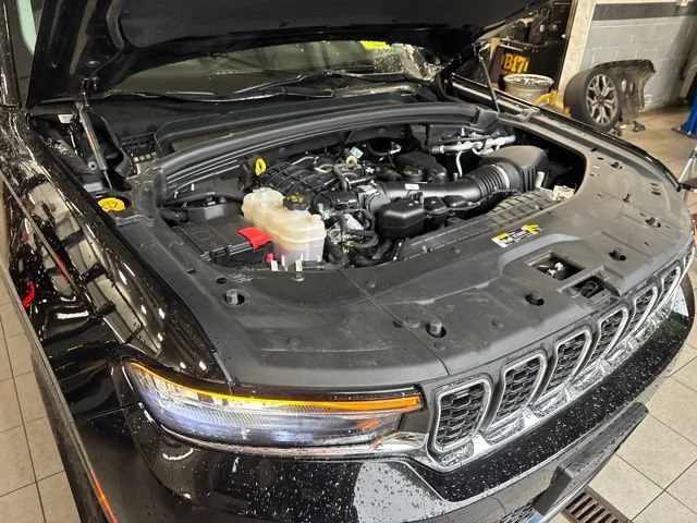 Used 2023 Diamond Black Crystal Pearlcoat Jeep Laredo image 18