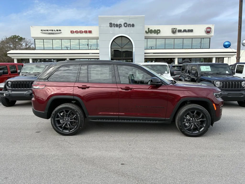 New 2025 Velvet Red Pearl-Coat Exterior Paint Jeep Limited image 4