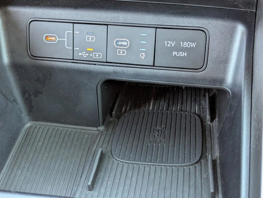 Used 2025 White Hyundai SEL Convenience image 21