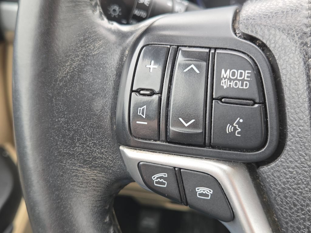 Used 2015 Ooh La La Rouge Mica Toyota XLE V6 image 16