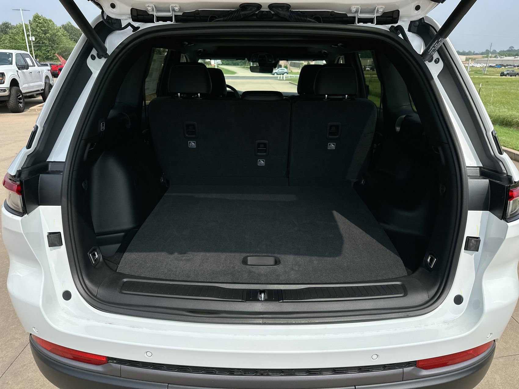 New 2026 Bright White Clearcoat Jeep Laredo Altitude image 25