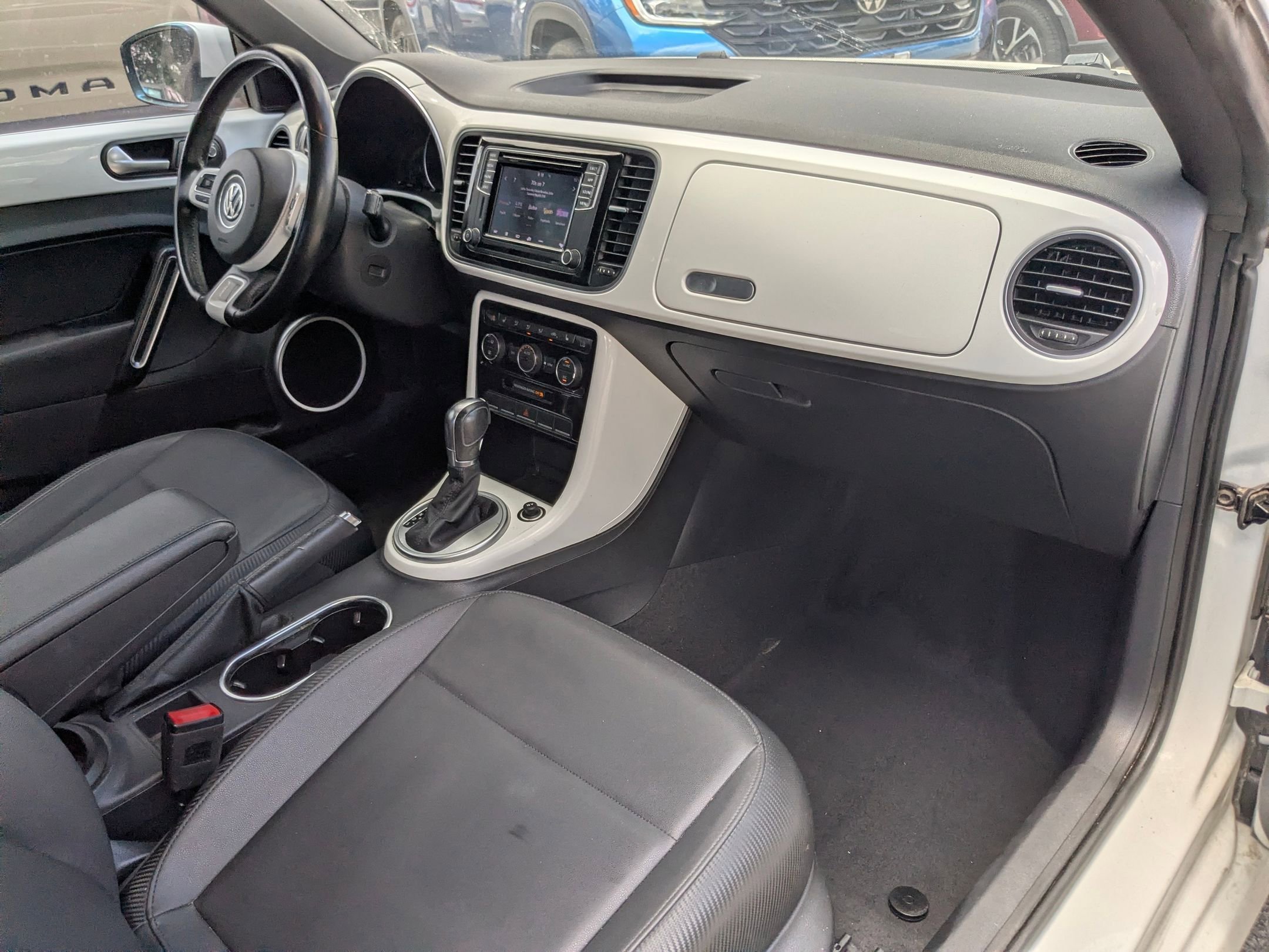 Used 2019 Pure White Volkswagen SE image 22