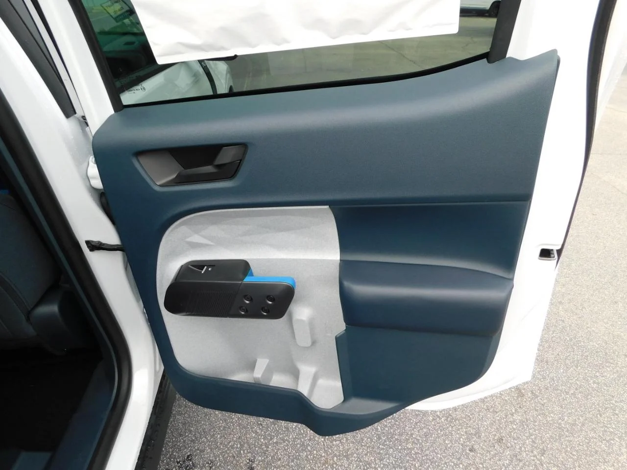New 2026 Oxford White Ford XLT image 11