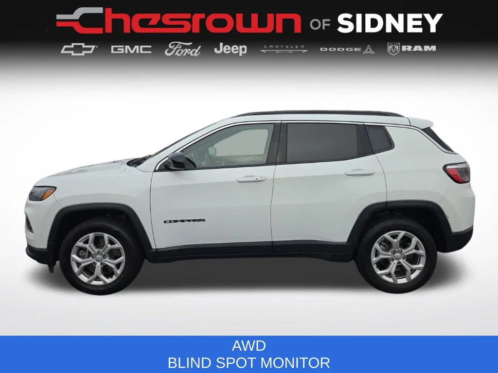 Used 2024 White Jeep Latitude image 8