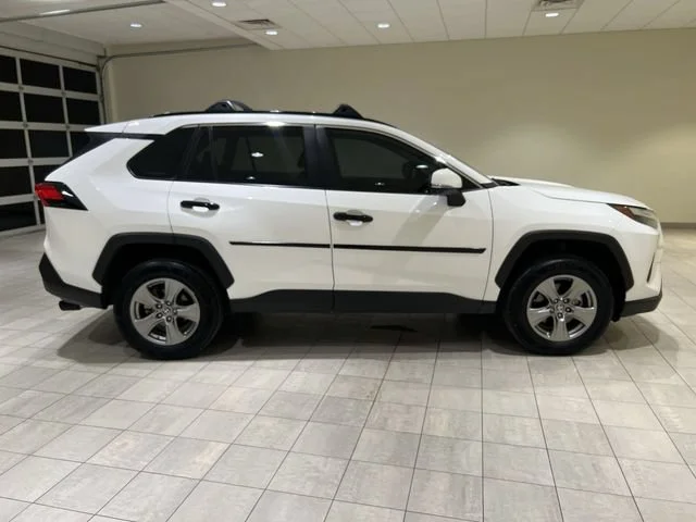 2025 Toyota RAV4 XLE - Photo 6