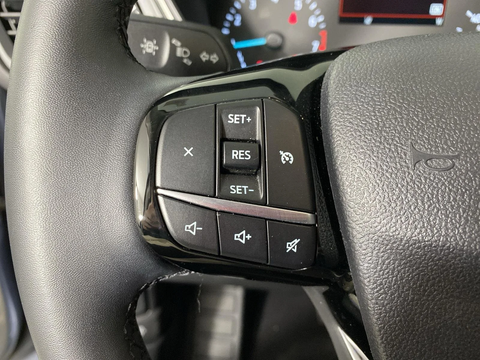 Used 2022 Iced Blue Silver Ford SE image 14