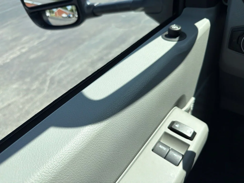 New 2027 Oxford White Ford E-350 SRW image 18