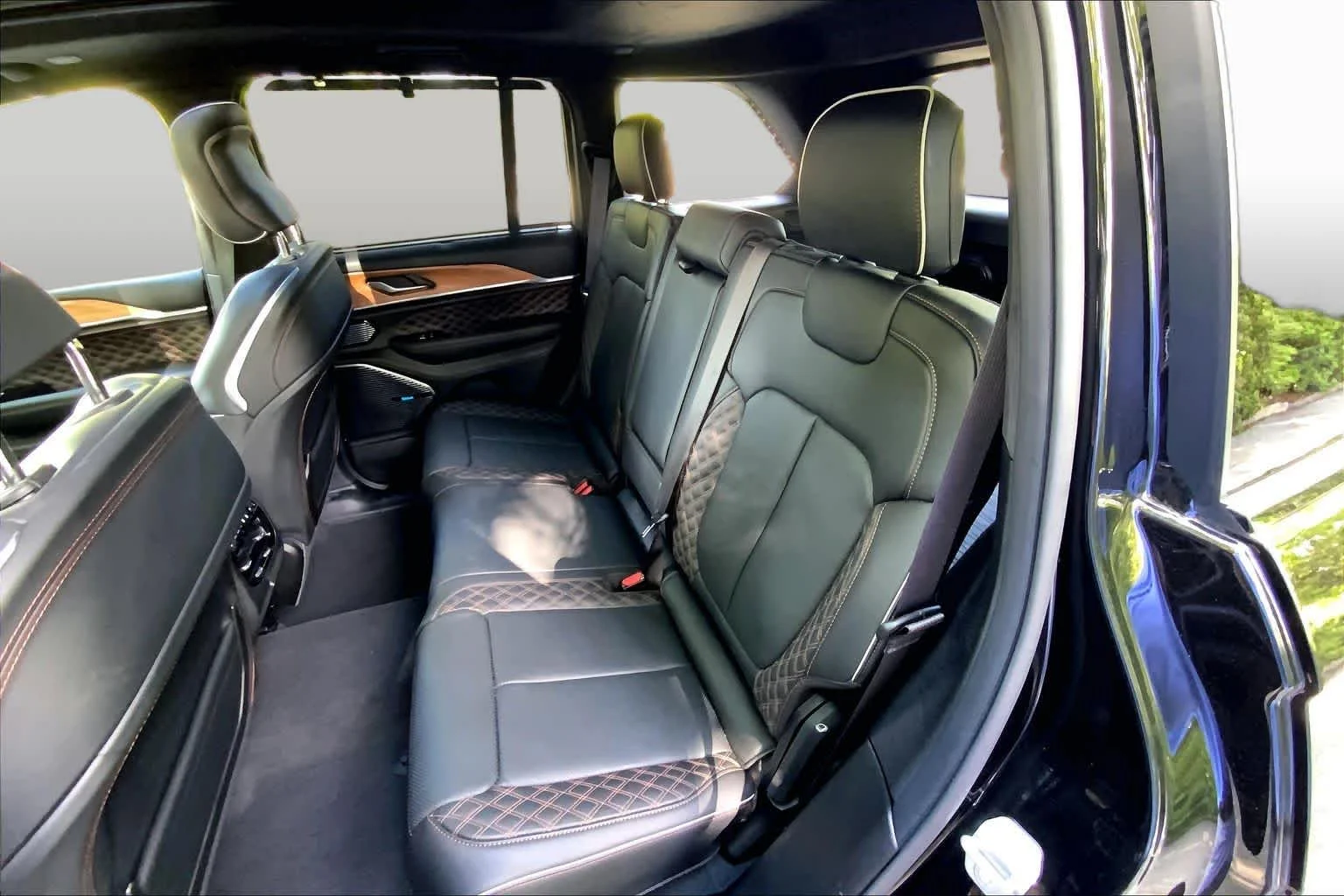 Used 2025 Diamond Black Crystal Pearlcoat Jeep Summit Reserve image 20
