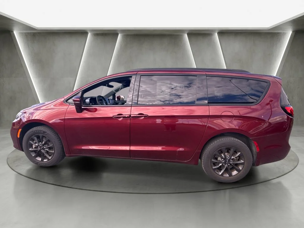 Used 2022 Red Chrysler Touring L image 6