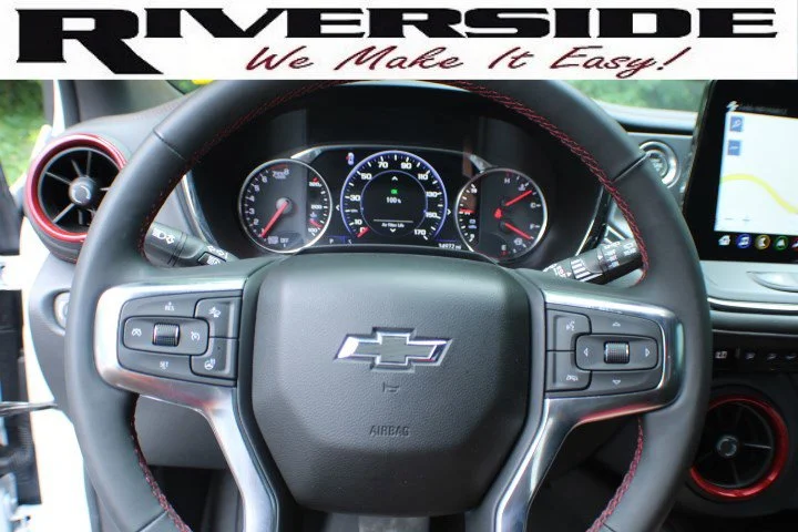Used 2023 Iridescent Pearl Tricoat Chevrolet RS image 9