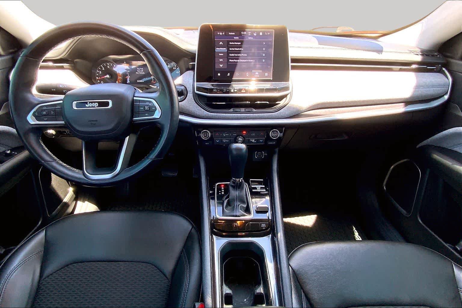 Used 2022 Diamond Black Crystal Pearlcoat Jeep Latitude image 13
