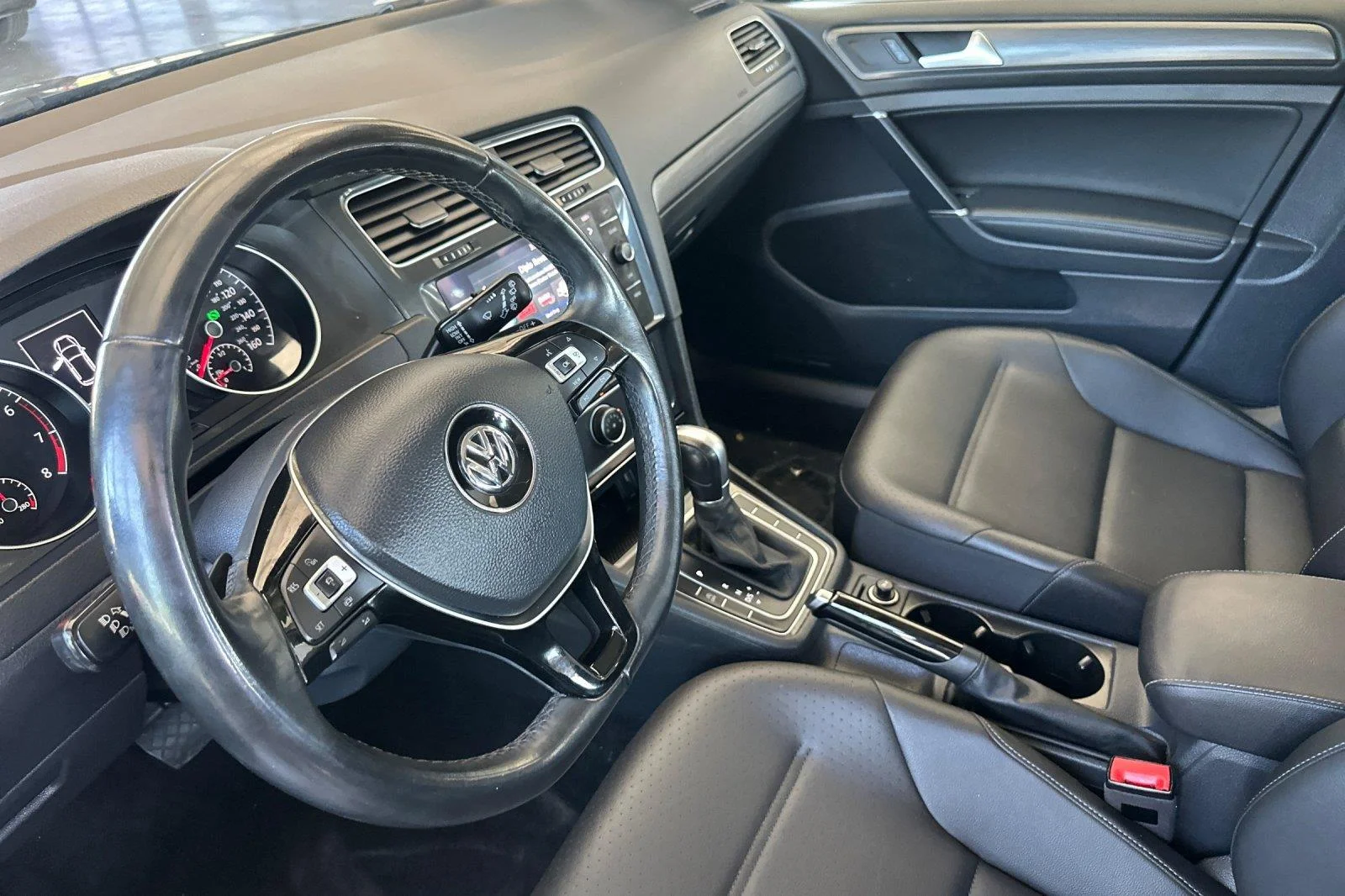 Used 2019 Deep Black Pearl Volkswagen SE image 10