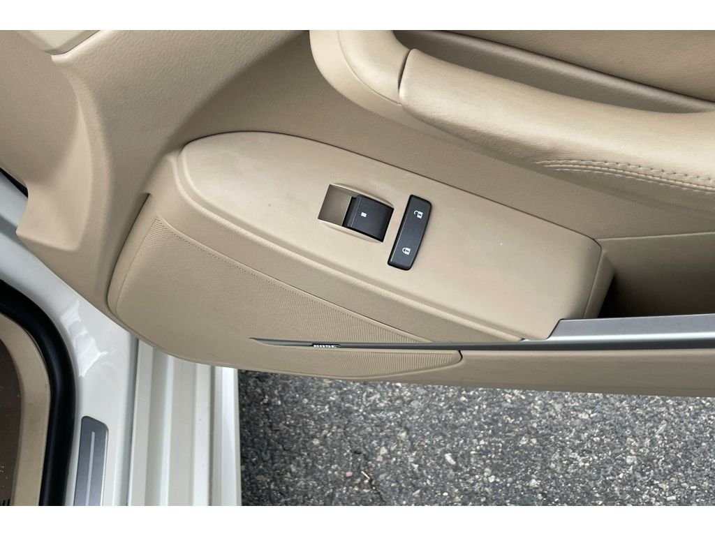 Used 2013 White Diamond Tricoat Cadillac Luxury image 20
