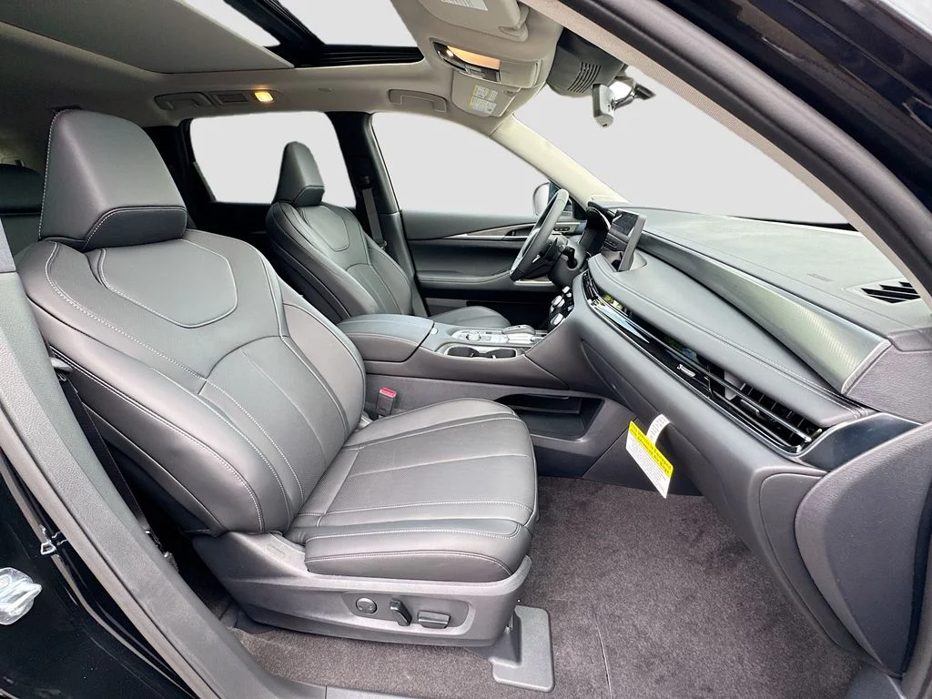 New 2027 MINERAL BLACK INFINITI Luxe FWD image 31