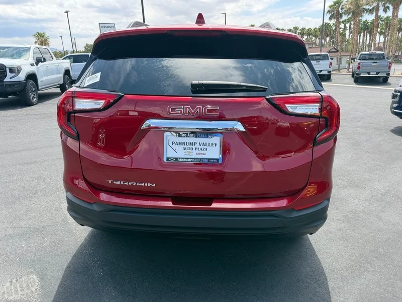 Used 2024 Volcanic Red Tintcoat GMC SLE image 4