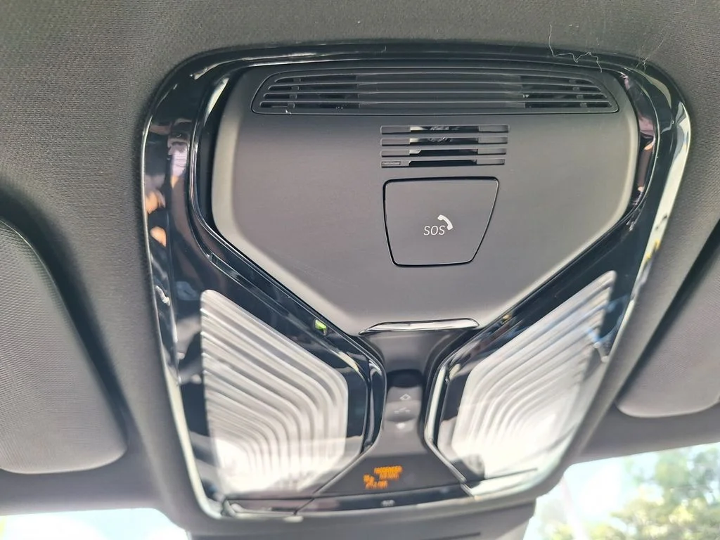 Used 2024 White BMW sDrive40i image 18